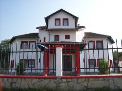 Ein Platz für Kinder mit fürsorglicher Betreuung. Die humedica-Kindertagesstätte in Krushe e Vogel. Foto: humedica