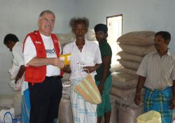 humedica-Geschäftsführer Wolfgang Groß im August 2010 bei einer Verteilung von Lebensmitteln an Familien des Patenschaftsprogramms in Sri Lanka. Foto: humedica