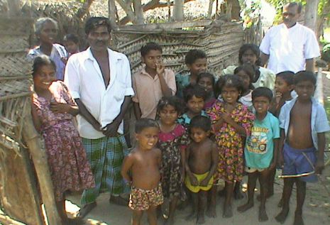 humedica leistet seit Jahrzehnten Hilfe für bedürftige Menschen in Sri Lanka. Rechts hinten im Bild: Sam Rajasuriar, Leiter von humedica International Lanka. Foto: humedica