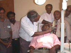 Dringend benötigte zahnmedizinische Versorgung stellen die Dentalkliniken von humedica International Lanka für bedürftige Menschen zur Verfügung. Foto: humedica