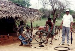 Pastor Sam Rajasuriar (rechts) im Lager Mankulam. Über Jahre hinweg begleitete der enge Freund von humedica Flüchtlinge in ihrer Not. Foto: humedica