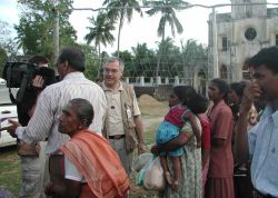 Sam Rajasuriar und Wolfgang Groß erreichten mit den medizinischen Einsatzkräften von humedica und Journalistenteams als erste die Katastrophengebiete im Norden Sri Lankas. Foto: humedica