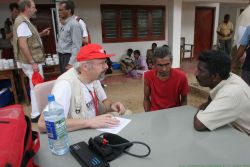 Medizinische Versorgung für Opfer der Tsunamikatastrophe. humedica-Arzt Ulrich Seemann und seine Teamkollegen brachten schnelle Hilfe. Foto: Georg Hilgemann