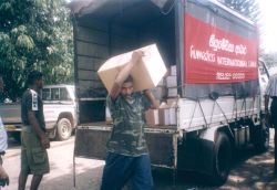 Mehrere Tonnen Hilfsgüter erreichten mit humedica auf dem Landweg die Menschen in den betroffenen Regionen im Norden Sri Lankas. Foto: humedica