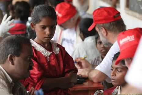An der Seite der Menschen von Sri Lanka. Die Hilfe von humedica erreichte in vielen vielen humanitären Notlagen die Betroffenen im Land. Foto: Georg Hilgemann