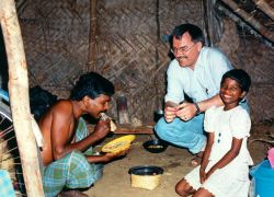 Wolfgang Groß mit von Krieg und Leid Vertriebenen in einem Flüchtlingslager in Sri Lanka. Foto: humedica