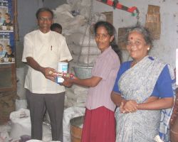 Pastor Sam Rajasuriar (links) in Sri Lanka. Langjähriger Partner, treuer Wegbegleiter und einer der engsten Freunde von humedica. Foto: humedica