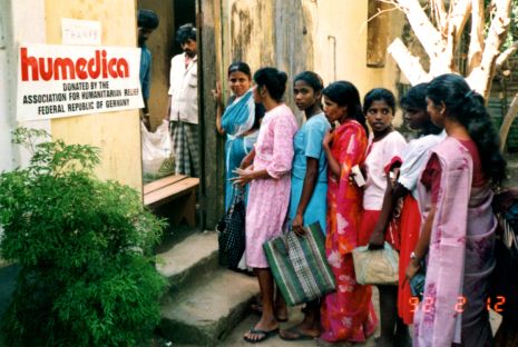 Lange Jahre der Freundschaft und gemeinsamer Erfahrungen haben eine besondere Verbindung entstehen lassen zwischen Sri Lanka und humedica. Das Engagement von humedica im Land ist bis heute ungebrochen. Foto: humedica