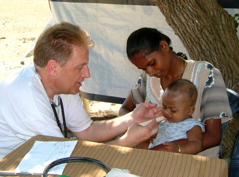Ärzteteams von humedica, hier Dr. Andreas Knie (ehemaliger Oberbürgermeister der Stadt Kaufbeuren und Arzt), brachten nach dem Tsunami in Sri Lanka medizinische Versorgung zu Menschen in Not. Foto: humedica