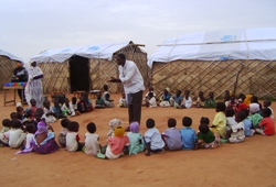 Auf dem Boden sitzend folgten die kleinen Mädchen und Jungen dem Unterricht der Lehrer. Foto: humedica