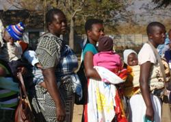 HIV-infizierte Mütter mit ihren Kindern, die für die antiretroviruale Therapie in das St. Joseph-Krankenhaus kommen. Foto: humedica