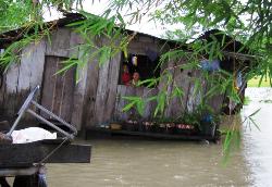 Die Zerstörung an dem Haus dieser Familie ist sichtbar. Ihre innere Verfassung dagegen nicht. Foto: humedica/Judith Kühl
