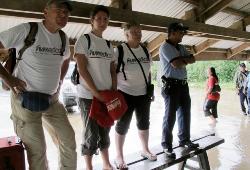 Krankenpfleger Klaus Ruhrmann, Koordinatorin Judith Kühl und Katastrophenmedizinerin Irmgard Harms auf den Philippinen. Foto: humedica/Fabian Walter