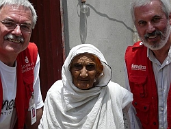 humedica-Geschäftsführer Wolfgang Groß (l.) und Dr. Toni Großhauser mit der 102jährigen Empfängerin eines neuen Hauses. Foto: humedica/Ruth Bücker