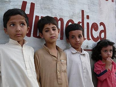 Insbesondere für die Kinder vieler betroffener Familien ist es wichtig, wieder ein sicheres Dach über ihren Köpfen zu wissen. Foto: humedica/Ruth Bücker