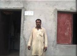 Inayat vor seinem neu errichteten Haus. Foto: humedica/ARO Pakistan