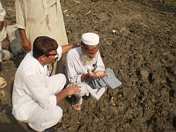 Vor der Hilfe: Niaz Ali Khan an der Stelle, wo einst sein Haus stand. Foto: ARO