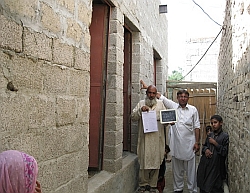 Nach der Hilfe: Niaz Ali Khan vor seinem neuen, aus Hohlblöcken gemauerten Haus. Foto: ARO