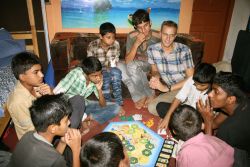 Ihr Schicksal liegt ihm am Herzen. Nils Stilke im Kreise pakistanischer Kinder und Jugendlicher. Foto: privat