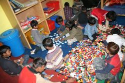 humedica unterstützt in Pakistan Programme, die vernachlässigte Kinder einer wohlbehüteten Kindheit näher bringen. Foto: Nils Stilke