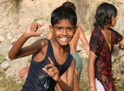Lachen, spielen und lernen wie es Kinder in seinem Alter für gewöhnlich tun. Für den zehnjährigen Danial kann diese Perspektive wahr werden. Foto: Nils Stilke