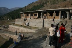Bauen für die Zukunft der Kinder in Pakistan. Mit der Unterstützung von humedica wird ein neues Internatsgebäude errichtet. Foto: Nils Stilke