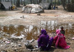 Ein halbes Jahr nach den Fluten leben immer noch zahlreiche Menschen in Zelten unter schlimmen Bedingungen. Foto: humedica/Toni Großhauser
