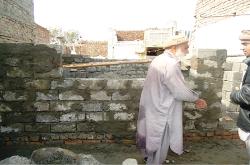 Der Wiederaufbau geht voran: Ein Empfänger in Nowshera zusammen mit dem jungen ARO-Bauingenieur. Foto: humedica/Daniel Vaupel
