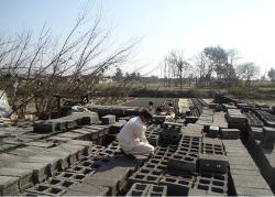 Betonblöcke für den Wiederaufbau werden lokal in Charssada produziert. Foto: humedica/Daniel Vaupel