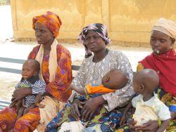 Familien, die von einer Armut betroffen sind, die man sich hier nicht vorstellen kann. Ihnen gilt die Hilfe von humedica im Niger. Foto: humedica/Zarah Falkenberg