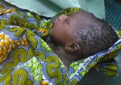 Ein besonders rührender und bewegender Moment: den atmenden Neugeborenen zu halten. Foto: humedica/Zarah Falkenberg