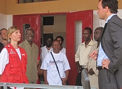 Informativer Rundgang mit hohem Besuch: Koordinatorin Simone Winneg führte S. E. Botschafter Gordon Kricke durch die humedica-Klinik in Kollo. Foto: humedica