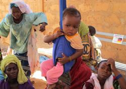 Die regelmäßige Gewichtskontrolle gehört zur Routine beim Kampf gegen die Unterernährung. Foto: humedica/Simone Winneg