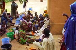 Sowohl Vorsorgeuntersuchungen während der Schwangerschaft als auch Nahrungsmittelausgaben dienen der Vorbeugung, Erkennung oder Behandlung von Krankheiten, insbesondere Malaria. Foto: humedica/Simone Winneg