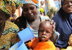Der Maisbrei schmeckt den Kleinen nicht nur, sondern versorgt sie mit lebenswichtigen Nährstoffen. Foto: humedica/Simone Winneg