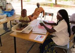 Bei jeder Verteilung der Zusatznahrung wird die Entwicklung der Kinder kontrolliert. Foto: humedica/Simone Winneg