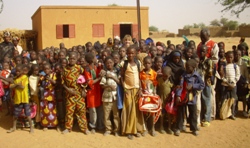 Simone inmitten einer Kindergruppe. Foto: humedica