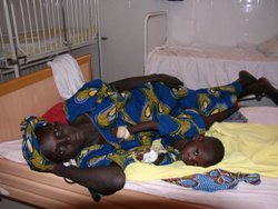 Mutter und Kind in der Betten- und Geburtenstation. Foto: humedica/ Arnold Breuer