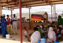 Bei Verteilungen und Hygieneschulungen wird Müttern nähergebracht, wie sie ihre Kinder und sich selbst mit ausreichend Nährstoffen versorgen können. Foto: humedica/Simone Winneg