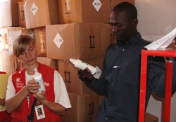 Nachhaltig helfen durch Wissensweitergabe an einheimische Mitarbeiter - Simone Winneg mit einem Lagerarbeiter. Foto: humedica/Corinna Blume