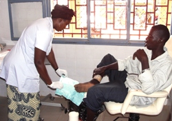 Wie eine große Familie - so sieht Koordinatorin Simone Winneg die Mitarbeiter in der humedica-Klinik in Kollo. Foto: humedica/Corinna Blume