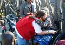 Die überwältigende Dankbarkeit wegen des Rollstuhls bewegte Maren sehr. Foto: humedica