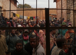 Die Mediziner aus Deutschland werden bei den Einsätzen mit der Partnerorganisation PFI von den Gefangenen immer bereits erwartet. Foto: humedica/Petra-Marina Keffel