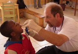 Dr. Anton Freilinger bei der Behandlung, die von kleineren Eingriffen und Untersuchungen bis hin zu Zahnextraktionen und Operationen reichten. Foto: humedica