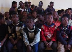 Auch viele Kinder waren unter den Patienten in den Gefängnissen. Sie haben entweder selber ein Verbrechen begangen, oder wachsen aufgrund der Inhaftierung eines Elternteils hinter den Gefängnismauern auf. Foto: humedica/Susanne Hausmann