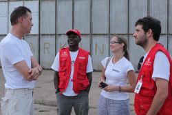 Leiten als Team die Hilfe von humedica für Bedürftige in Kenia an (v. r.): humedica-Mitarbeiter Raphael Marcus, Koordinatorin Katja Weber und ihr Kollege Joshua Ogola. Foto: heli aviation/Jan Grabek