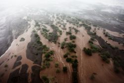 Heftige Regenfälle machen Straßen und ganze Landstriche unpassierbar und erschweren die Hilfsmaßnahmen auf dem Landweg. Foto: heli aviation/Jan Grabek