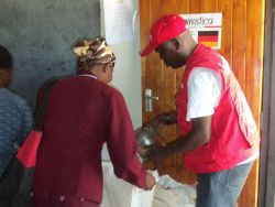 Unsere Hilfe kommt an, dank dem Helikopter auch in schwer zugänglichen Regionen. Foto: humedica/Katja Weber