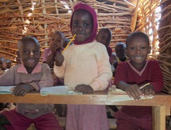 Waisenkinder, die dank des Tei Wa Yesu Centers Bildung erhalten und in einer liebevollen Pflegefamilie aufwachsen. Foto: humedica/Katja Weber