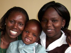 Die fünfjährige Shantal (Mitte) zwei Jahre nach dem tragischen Unfall. Foto: humedica